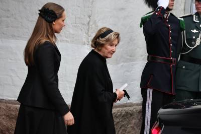 Slottet omtaler Sonja som «kongemoren»