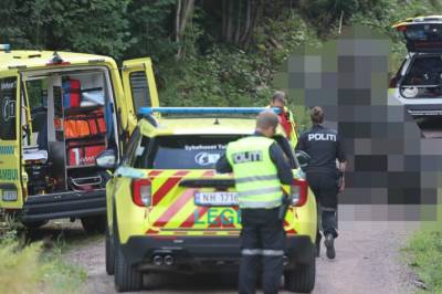 Firehjuling kjørte av veien: Kvinne kritisk skadd