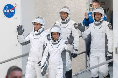 NASA skyter opp rakett med astronauter