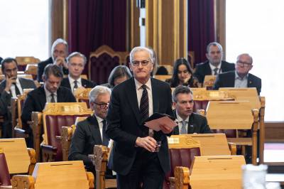 Stortinget fordeler skyld for krisen i PST