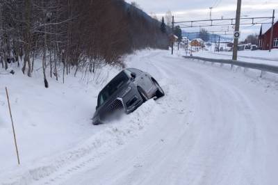 Bil i grøfta – advarer om glatte veger
