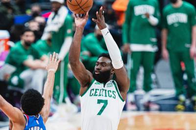 Boston Celtics' Jaylen Brown får 50 000 dollar i bot for å ha kritisert dommerne på Twitch