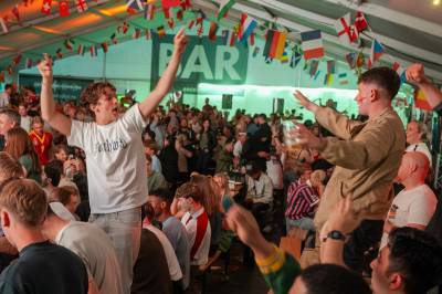 Betaler 1,2 millioner  for å vise fotball og skjenke øl i fem uker