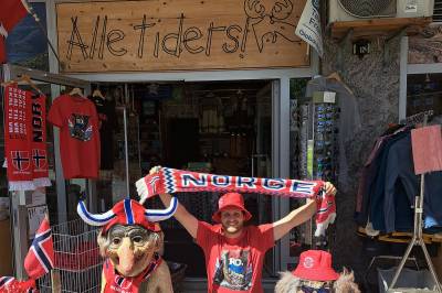 Norge-merch flyr ut av hyllene: – Pleier nesten aldri å ha nordmenn i butikken