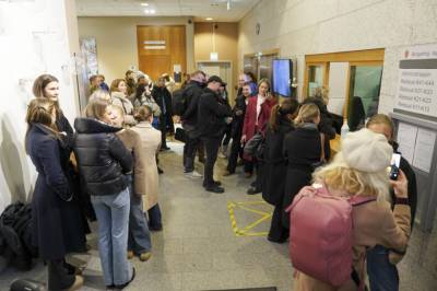 Står i kø dagen før rettssaken begynner