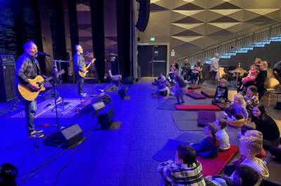 Blå toner i Kulturbadet med full trøkk