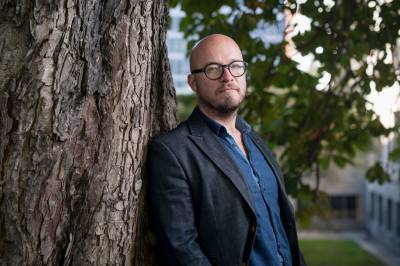 Kritiserer skjermrådene: – Kan ikke se en hel film uten å bryte myndighetenes råd.