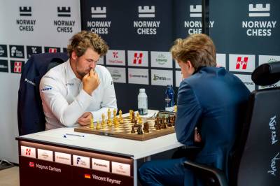 Carlsen-seier i siste Norway Chess-runde – verdensmesteren får hard kritikk
