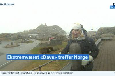 NRKs reporter holder seg fast i stormen ved Lindesnes fyr