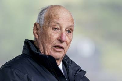 NÅ: Kong Harald møter pressen