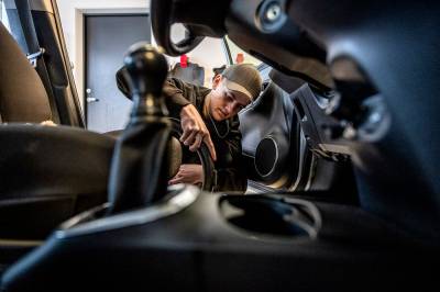 Leander (15) driver egen virksomhet i foreldrenes garasje