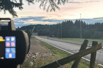 Råkjørte i 150 km/t mens samboer og barna var passasjerer