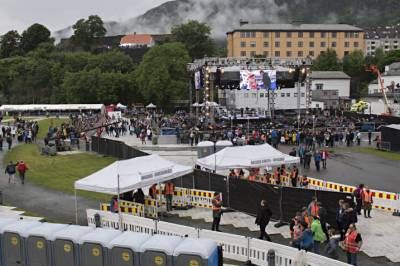Krever millioner for avlyste konserter