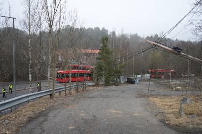 Flere måneder siden kablene ble revet ned - fortsatt ikke ryddet