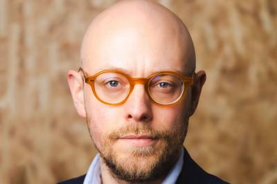 – Kjære krenkede mann. Du som tåler dårlig å være liten.