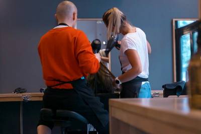 Kvinner får oftere vondt i nakken på grunn av jobben – selv når de gjør de samme oppgavene som menn