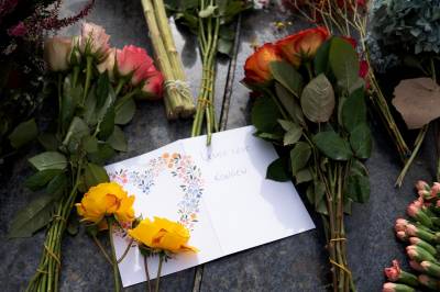 Legger ned blomster for å hedre kongen: – Hele Norges bestefar