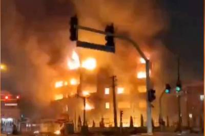 Iran: Kommunehus i full fyr