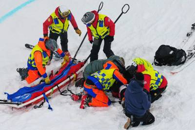 SE: Fraktes vekk på båre etter stygt fall