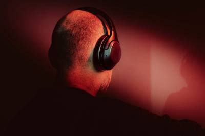 Nesten alle har støydemping: – Menneskeheten eksperimenterer nå