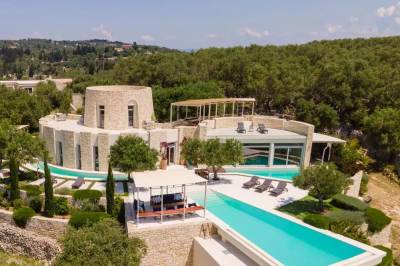 Med utsikt til Middelhavet kan Terje Rød-Larsens «oase av luksus» leies for nærmere 25.000 kroner natten.