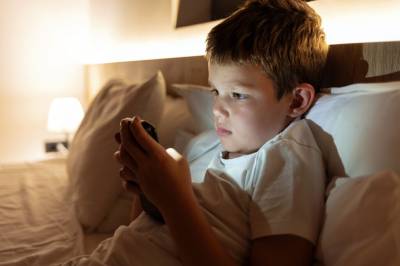 Forsker mener skjerm-debatten har blitt for polarisert: – Sjokkert over det deprimerende bildet