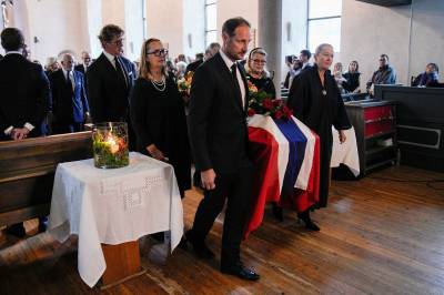 Kong Haakon bar båren: – For historiebøkene