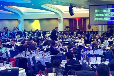 Flere norske pressefolk til stede: – Kastet oss ned på gulvet