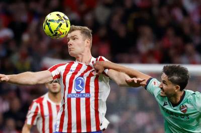 Alexander Sørloth båret av banen etter hodesmell