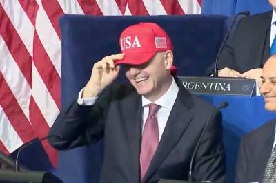 Vekker oppsikt: Her gliser FIFA-presidenten med USA-caps