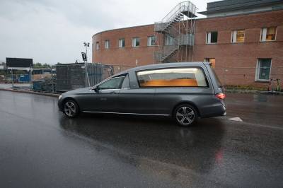 Kong Haralds båre føres mot slottet