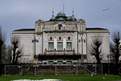 Må utsette åpning. Har funnet asbest og råteskader.