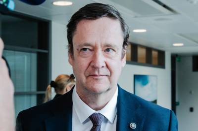 Han kom med boksehanskene på