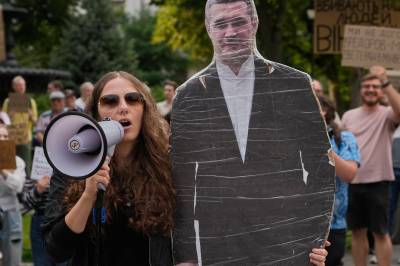 Ukrainas avsatte forsvarsminister ber om valg i krigstid