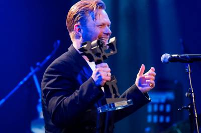 Han skriver om drap, blod, spy og overgrep. Nå har Leander Djønne vunnet Brageprisen.