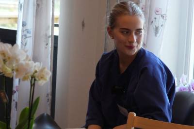 Se TV-sendinga: Anna kombinerer skole og jobb fra første dag