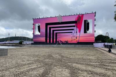 Folketomt på Bystranda like før første artist går på scenen