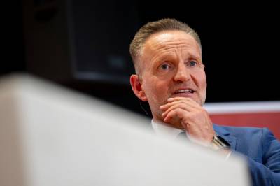 Banksjef anklages for å kjempe for egen lommebok