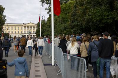 Så lang er køen for å defilere forbi kong Haralds båre