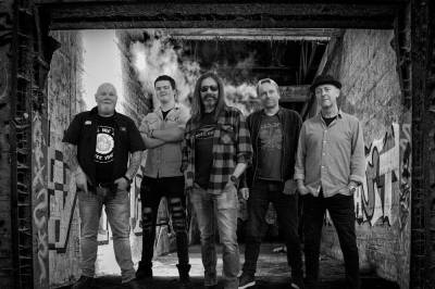 Gir ut ny låt - feirer med konsert