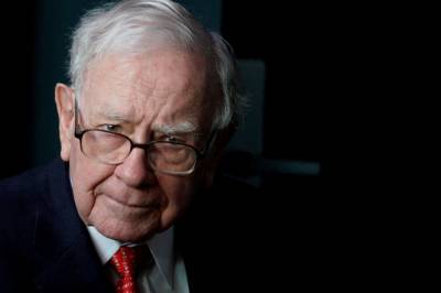 Warren Buffett går av som styreleder i Berkshire Hathaway – sønnen tar over