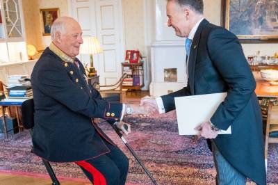 Kong Harald er tilbake på jobb etter ferien