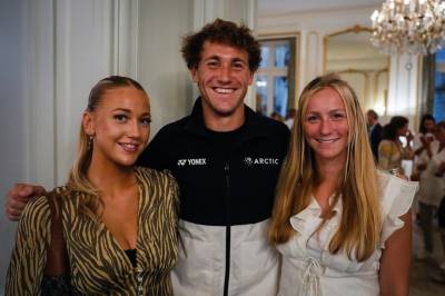 Tennisstjernen Casper Ruud gir bort to toppleiligheter i gave