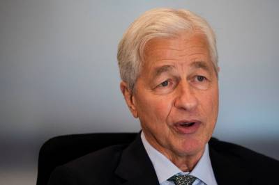 Verdens mektigste banktopp advarer mot «dumme penger»: – Pass på!