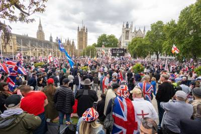 Titusenvis i Londons gater: To masse­demonstrasjoner møtes