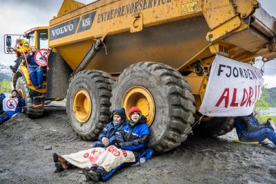 E24: Nordic Mining får fortsette å dumpe gruve­avfall i Førde­fjorden