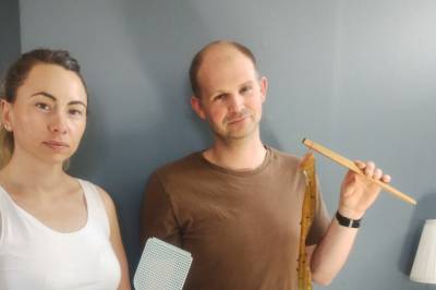 Erik og Jannicke må leve i flueinferno: – Fryktelig frustrerende