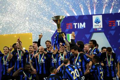 Inter Milan vinner sin 21. ligatittel med 2-0-seier over Parma, 12 poeng foran Napoli