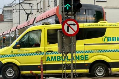 Bergen: Ambulanse og bybane kolliderte