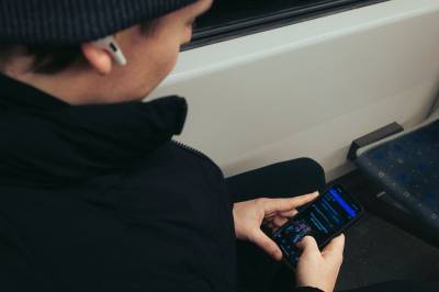 Hjernen din trenger stillhet. Syv tips som kan gi den en pause.